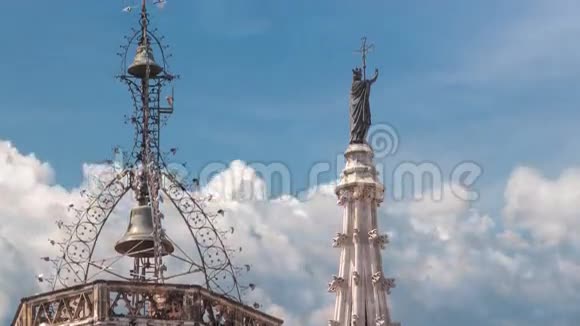 巴塞罗那大教堂顶部的雕像时间推移在巴塞罗那视频的预览图