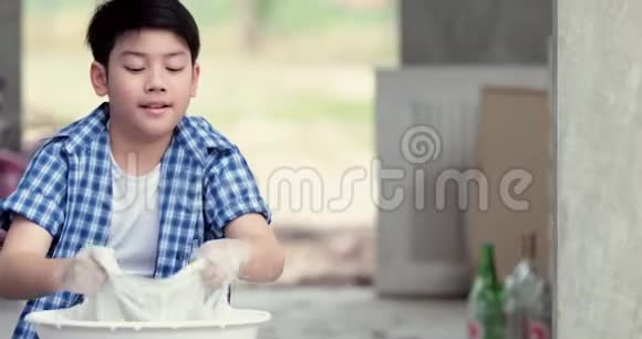 亚洲男孩正在用手洗毛巾视频的预览图