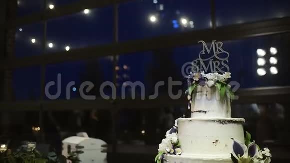 一个婚礼蛋糕站在大厅里人们靠窗户跳舞视频的预览图