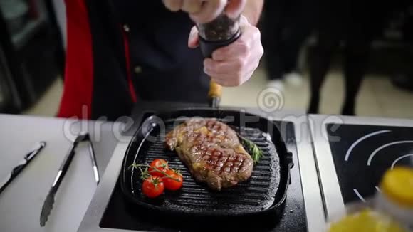 在厨房工作的厨师在锅里煎牛排视频的预览图