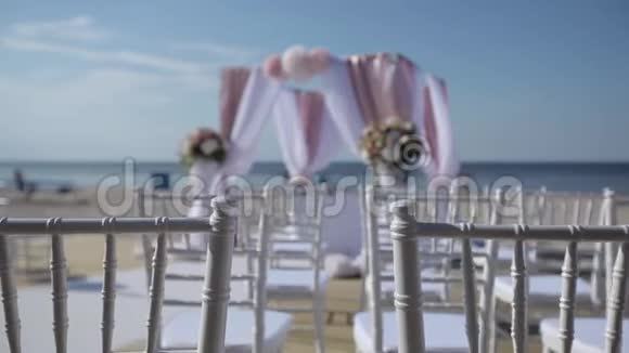 婚礼装饰从白色和红色的鲜花仪式花卉在海边视频的预览图