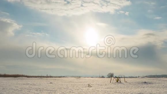 云在冬天的景色中移动阳光明媚时光流逝视频的预览图