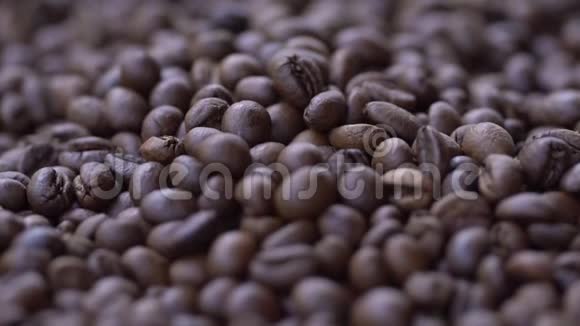 高质量的视频拍摄咖啡豆在真正的1080p慢动作120fps视频的预览图