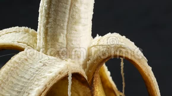 香蕉皮的极端特写镜头香蕉皮肤表面在宏观关闭与滑动相机移动视频的预览图