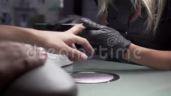 美容师在美容院磨指甲吧做指甲指甲处理研磨和抛光视频的预览图