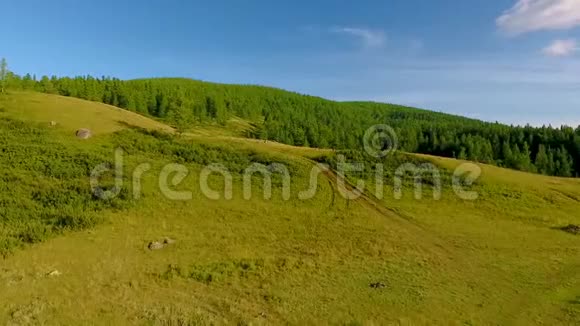 日落前从空中俯瞰丘利什曼山谷俄罗斯阿尔泰共和国视频的预览图
