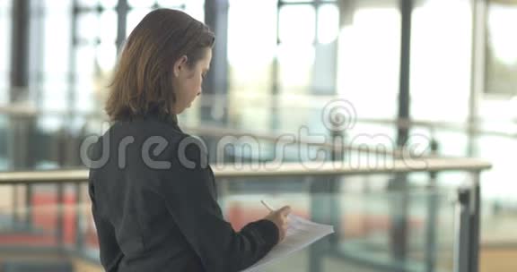 职业企业女性在办公楼写作视频的预览图