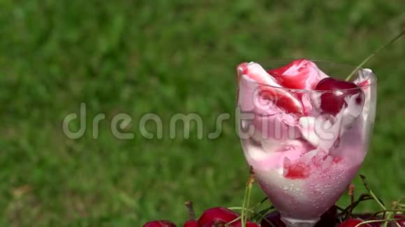 上面有冰淇淋和樱桃浆果的杯子转盘视频的预览图