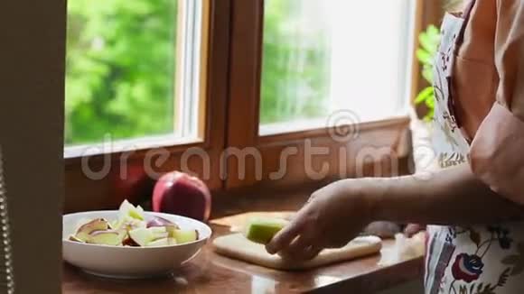 女孩刷香蕉做饭视频的预览图