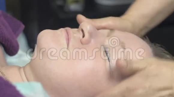 美容师在美容院做按摩脸厚的女人压力年龄视频的预览图