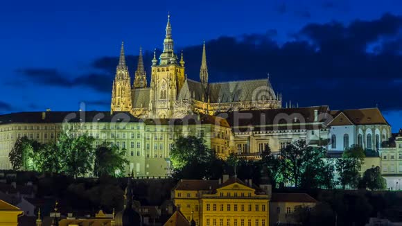 捷克共和国布拉格城堡和小镇时间推移的夜景视频的预览图