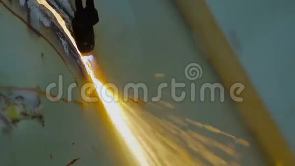 一种发热流热和切割金属板视频的预览图