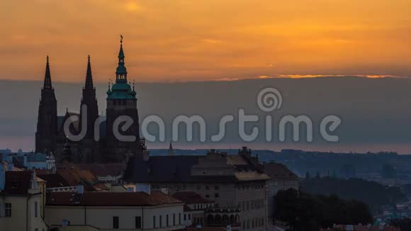 在雾蒙蒙的早晨日出时看到布拉格的美丽景色视频的预览图