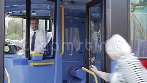 乘客乘坐公共汽车使用通行证及购票视频的预览图