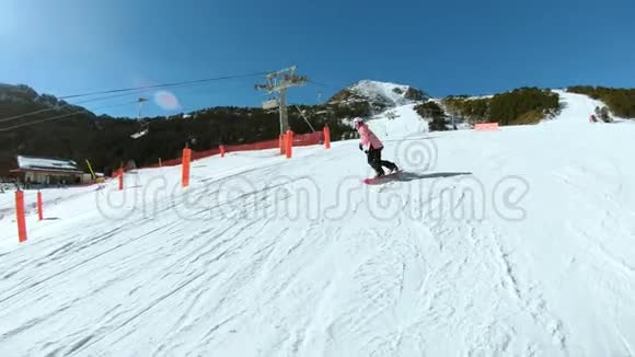 阳光坡的年轻潮女滑雪者视频的预览图