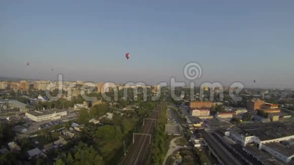 夏季热气球和城市的俯视图视频的预览图