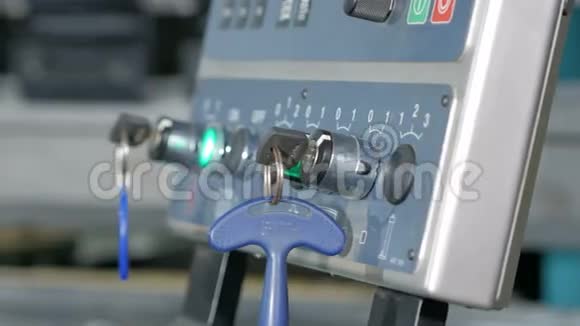 控制折弯机CNC的控制面板便于创建组件的几个键和按钮视频的预览图