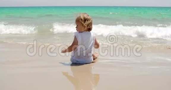 小女孩在冲浪的边缘嬉戏视频的预览图