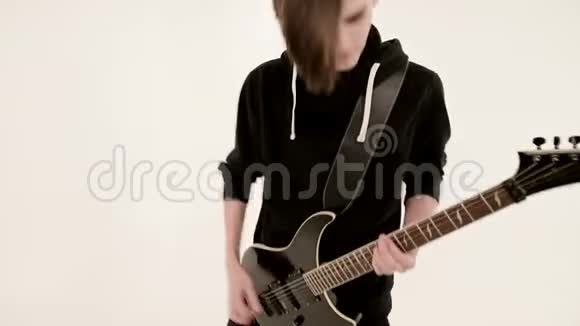 时尚的节奏吉他手不同的眼睛穿着黑色的衣服在白色的背景上演奏黑色视频的预览图
