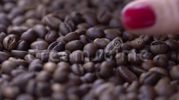高质量的视频拍摄咖啡豆在真正的1080p慢动作120fps视频的预览图