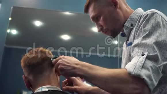 在理发店剪时髦发型的人的特写镜头为客户服务的男性发型师用视频的预览图