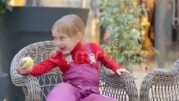 女孩坐在拐杖做的椅子上视频的预览图