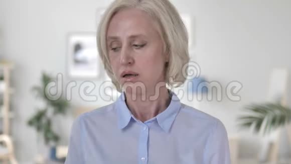 咳嗽生病的老女人咳嗽视频的预览图