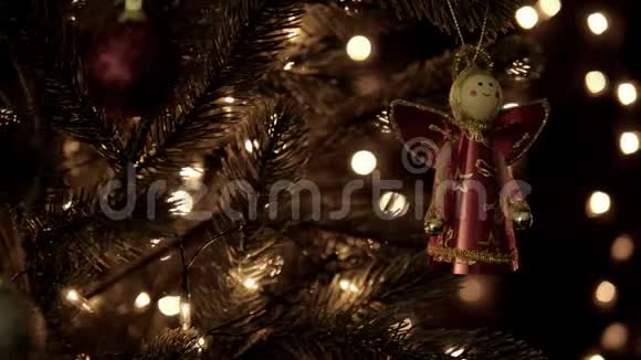 在圣诞节期间树上的圣诞装饰和树灯视频的预览图