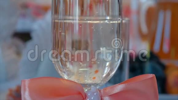 香槟与气泡倒入玻璃视频的预览图