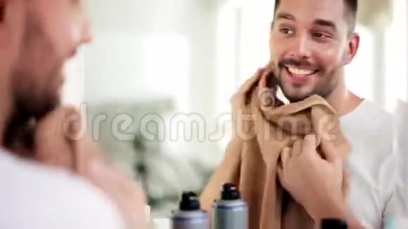 男人用毛巾擦脸视频的预览图