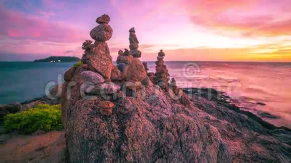 4K时间推移日落背景旅游金字塔的石头在海角普吉岛泰国2016年1月视频的预览图