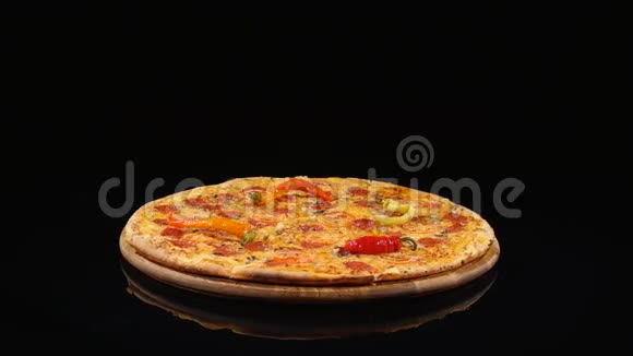 披萨和番茄圈一起旋转在黑色上分离视频的预览图