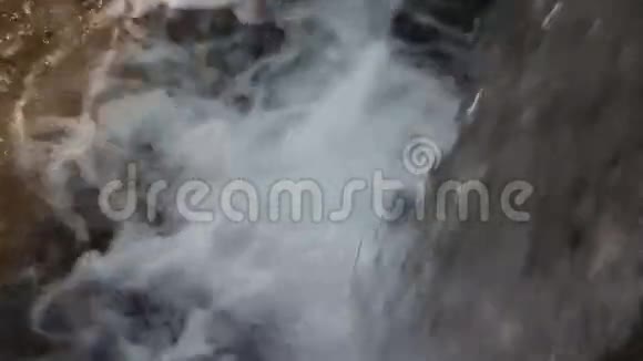 夏天从瀑布中掉下来的水视频的预览图