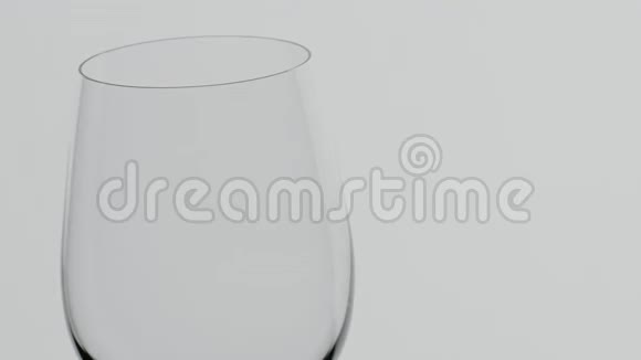 白藤倒在玻璃杯里视频的预览图