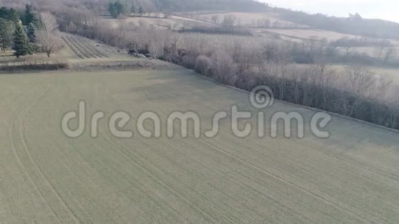在下奥地利维纳森林边缘的草地和田野上乘坐无人机飞行视频的预览图