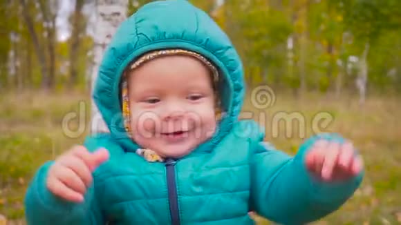 一只耳朵的老孩子穿过秋天的公园微笑着慢动作万向节视频的预览图