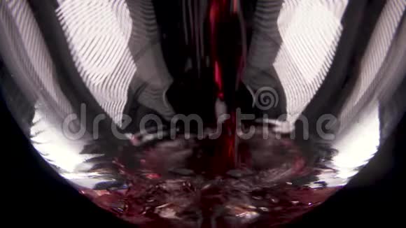 葡萄酒被完美地倒入玻璃中缓慢运动视频的预览图