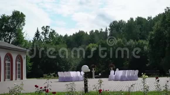 美丽的婚礼装饰在公园与池塘和宫殿建筑乡间视频的预览图