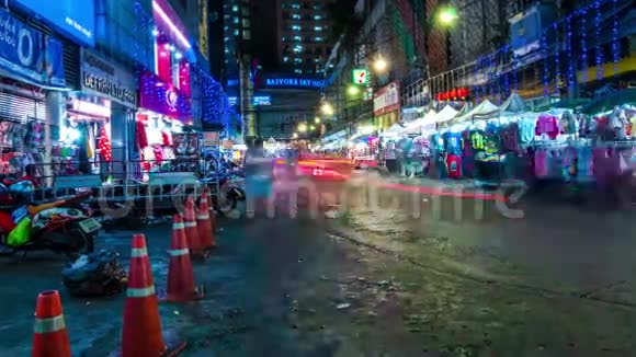 4K时间推移夜间城市街道上的人员和车辆流动视频的预览图
