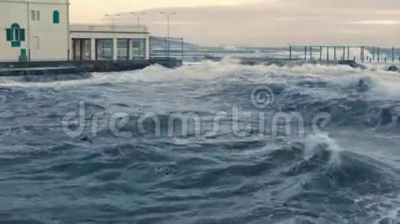 靠近港口的波涛汹涌的海面视频的预览图