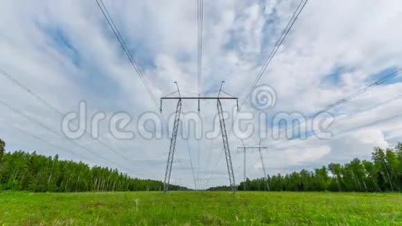 电力线路和高压塔的宽镜头延时视频的预览图