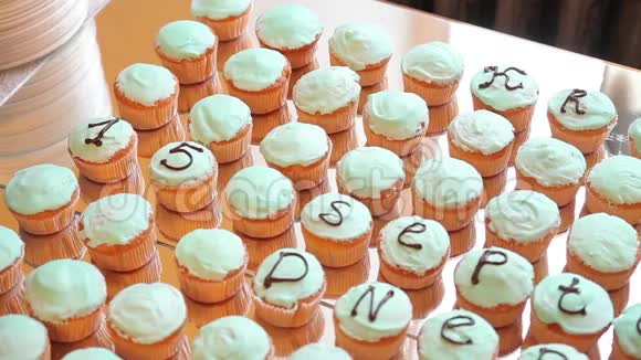 结婚蛋糕供庆祝站着的纸杯蛋糕关门视频的预览图