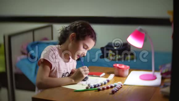 那个女孩孩子画了一个手工劳动娃娃青少年手工着色自制玩具家庭生活方式视频的预览图