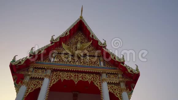 在泰国普吉岛的WatSrisoonthorn寺庙的Stadicam拍摄前往泰国的旅行视频的预览图