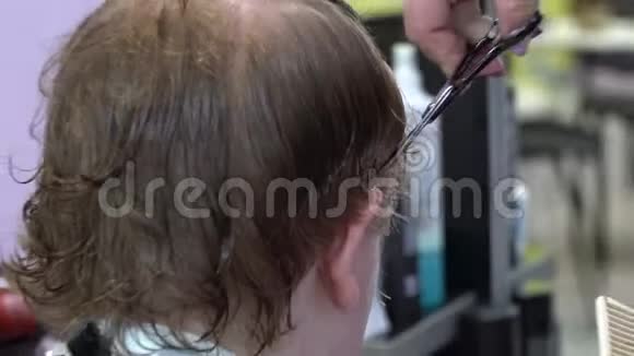一个年轻人在理发店理发关门视频的预览图