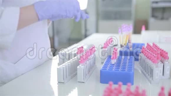 无法辨认的科学家在现代药学医学实验室对血液进行实验室分析视频的预览图