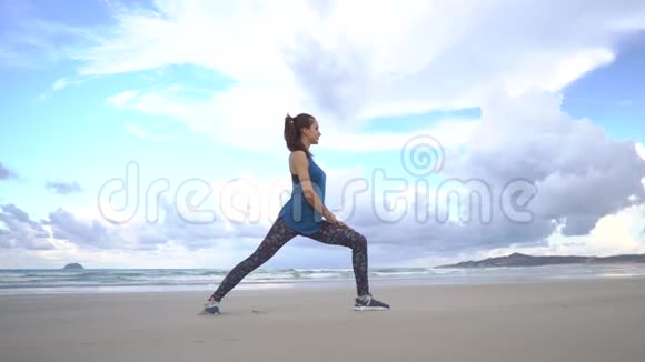 这个女孩正在越南海滩上做瑜伽姿势海欢乐女子放松视频的预览图