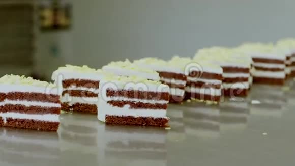 蛋糕片正站在桌子上视频的预览图