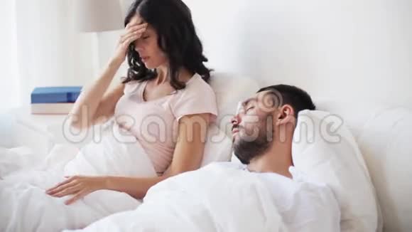 愤怒的女人醒来的男人睡在床上视频的预览图