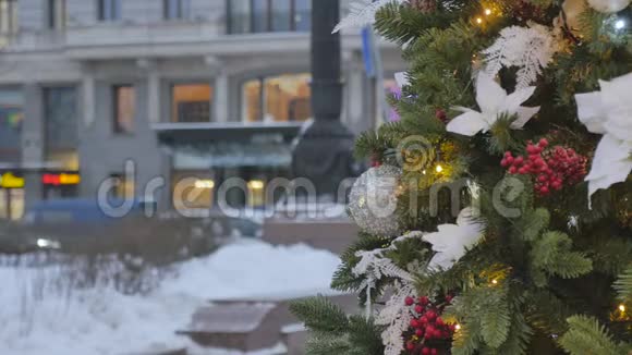 挂在树上的圣诞玩具背景下汽车的运动失去了焦点视频的预览图